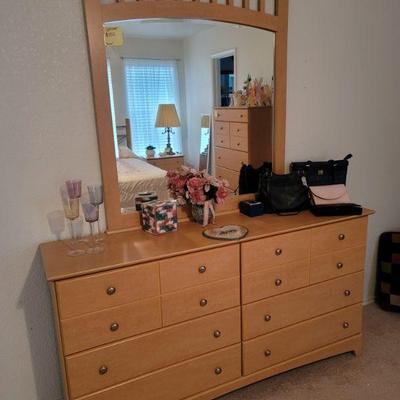 4 Drawer Dresser w/ Mirror