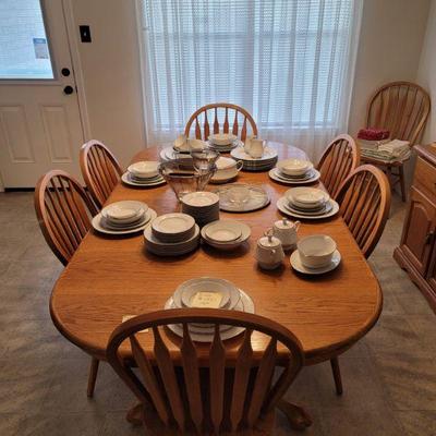 Oak Dining Table w/ 8 Chairs & 2 Leafs