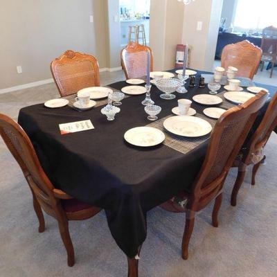 Thomasville dining table. Includes 10 chairs (4 not pictured) and two extra tables leaves. Extends to 10' feet. 