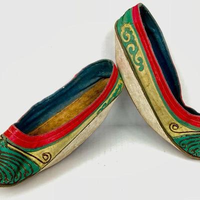 BIHY922 Antique Silk Embroidered Manchu Ladies Shoes	Heels are sewn layers of starched cotton. Â Wear consistent with age.
