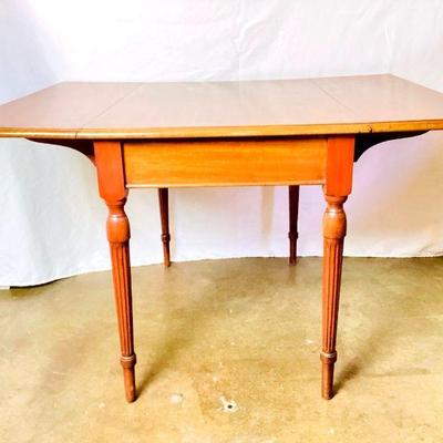 KEKA929 Vintage Drop Leaf Table	Drop leaf wooden Â table, medium stain. Â Each leaf measures approximately 12