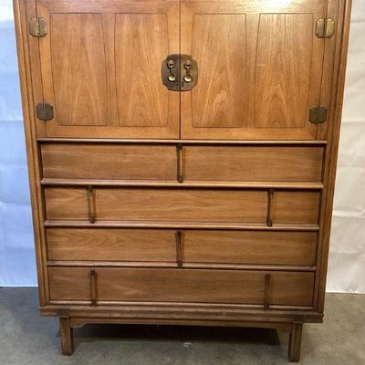 SHBR111 Thomasville??? Tallboy Dresser (#2)	Heavy, solid wood, 5 drawer vintage dresser. One divided drawer.Â 
