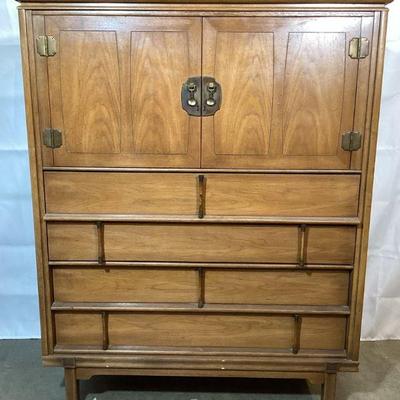 SHBR110 Thomasville??? Tallboy Dresser (#1)	Mid, late 20th century 5 drawer, very heavy solid wood dresser.Â 
