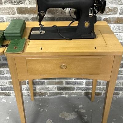 Vintage Singer Sewing Machine & Cabinet 