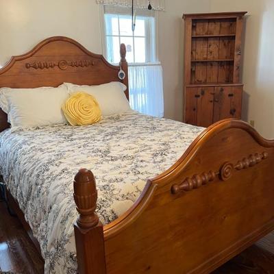 Full size bed with acorn posts electric
