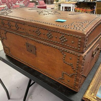 ROUNDED TOP TRUNK W/TACKS