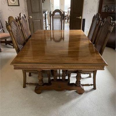 Lot 036  
Dining Room Table w/ 2 Leaves, 8 Chairs