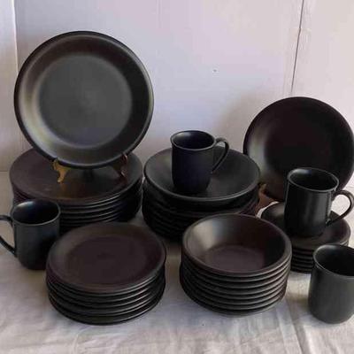 Matte black dish set