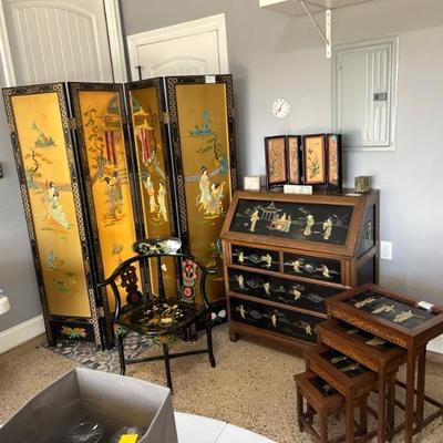 Several Oriental Pieces. Description and pricing in next pictures. 