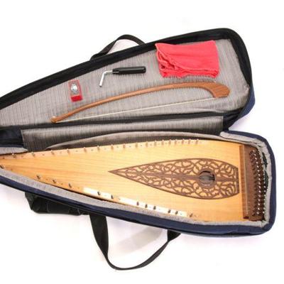 Omega Strings Bowed Psaltery w. case and accessories