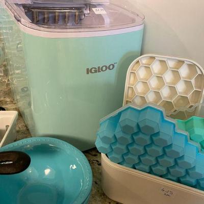 Igloo Ice maker, ice trays, blue bowls