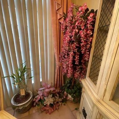 #1014 â€¢ Fuax Plants, Wall Decor & (1) Real Plant
