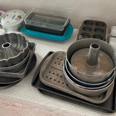 Bakeware, pie plates and casserole dishes