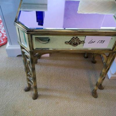 133	Mirrored Accent Table w Drawer (Dim 25