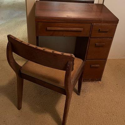 AHT191 Vintage Singer Sewing Machine & Desk With Chair