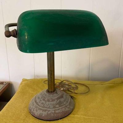 AHT051- Vintage Green Bankers Desk Lamp