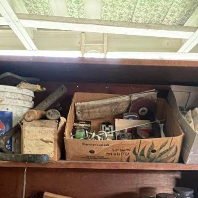 AHT366- Mystery Hand Tools & Painting Accessories 