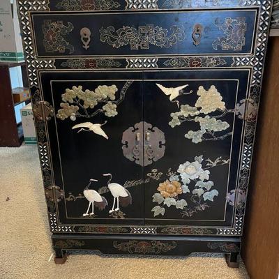 AHT158- Beautiful Vintage Chinese Lacquered Chinoiserie Cabinet 