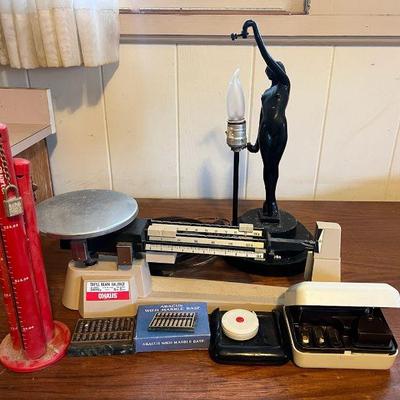 AHT174- Assorted Vintage Household Goods