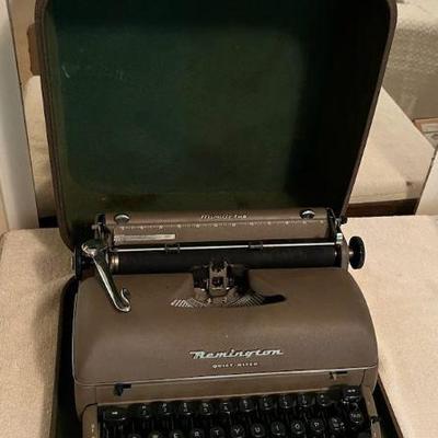 AHT190 Vintage Remington Quiet-Riter Typewriter