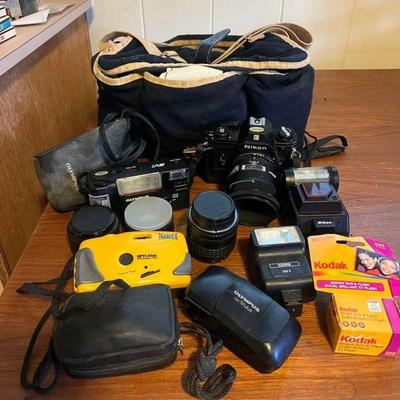 AHT170- Assorted Vintage Cameras & Equipment 