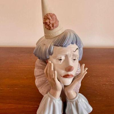 Lot 028-P: Lladro Clown

Features: 1981 â€œJesterâ€ Sad Clown Porcelain Bust by Lladro


Dimensions: 12â€H


Condition: Good with one...