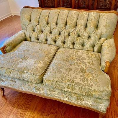 Lot 018-P: Antique Loveseat 

Description: 
This elegant antique loveseat features a tufted backrest, floral upholstery, and wooden legs,...