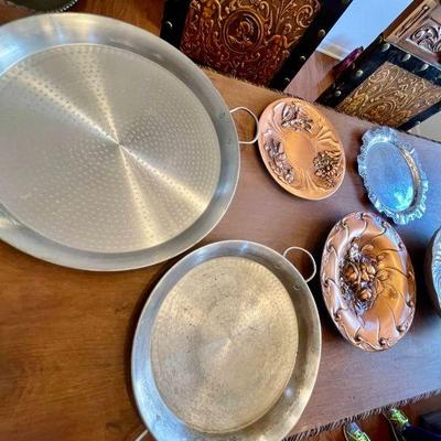 Lot 052-K: Large Platters and Bowls

Includes: 2 Paella pans and decorative bowls and platters


Dimensions: 
â€¢	Large Paella pan 20â€...