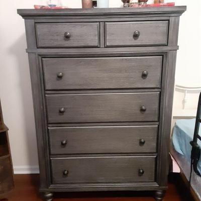 Gray upright 5 drawer dresser