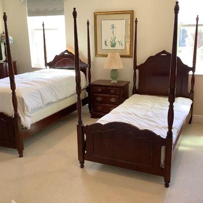 Broyhill Premier Bedroom set, 2 4 poster twin beds