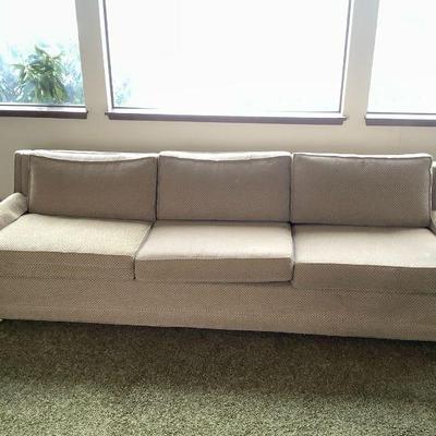 ELDA229 Vintage Couch	Large vintage couch, has 2 like brass wheels in front. Seat cushions do remove,Â 
