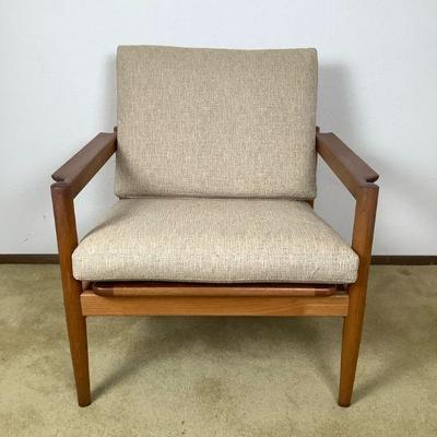 ELDA203 Mid-Century Modern Armchair	Danish style look from possibly the 1960's. Looks like the bottom of the seat was re-threaded.Â 
