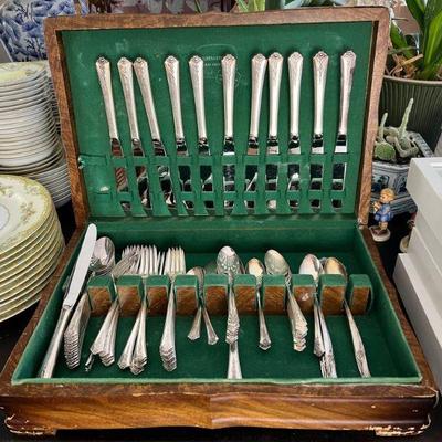 Holmes & Edwards Inlaid "Garden" Silver Plate Flatware Service For Twelve In Case