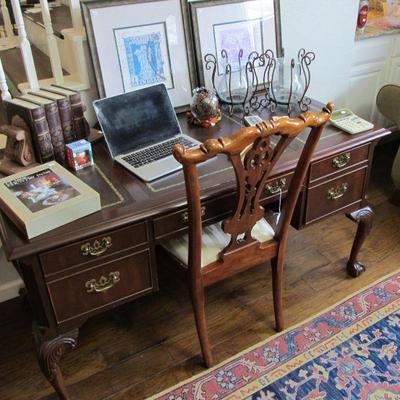 Hekman Chippendale style leather top executive desk w/ key