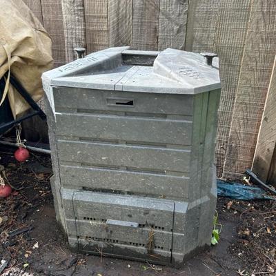 Compost bin and worm bin (with worms)