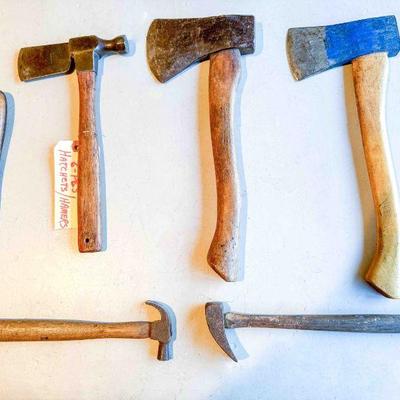 (lot) 3 Hatchets, 2 hammers, perfect handle screwdriver, Good