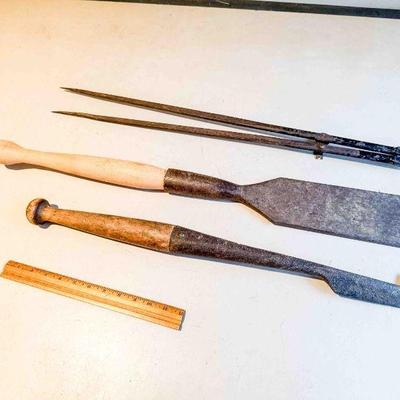 (lot) Unmarked 3 Â½â€ slick, 25â€ bark spud, and 27â€ cast iron dividers, makers unmarked Fair to Good