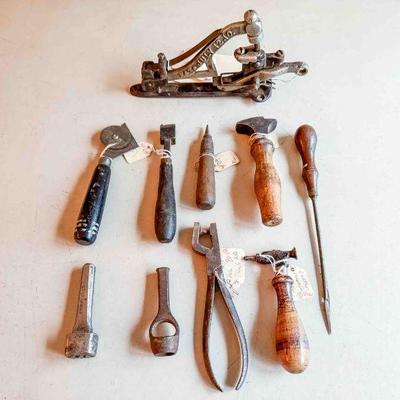(lot) Various leather working tools Good