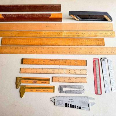 (lot) Stanley No 34Â¼  12â€ rule and no 138Â½ caliper, (3) Starrett 6â€ rules, Veritas tool setting depth gauge, various other rules,...