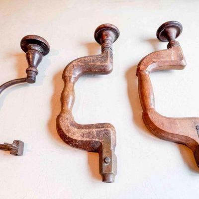 (lot) (2) unmarked wood and brass push-button braces, and 1 metal brace with square chuck Fair