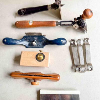 (lot) Starrett Scraper; Stanley No. 82 and No. 80 scrapers; (5) card scrapers, Veritas scraper burnisher, Harris Tools card scraper...