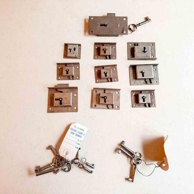 (lot) 25 mortice locks of various sizes, with 15+ keys, Good
