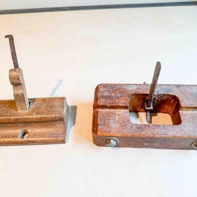 (lot) Wood Router Planes, one marked DSINCLETON, and the other unmarked, 1/8 Cutters, Good