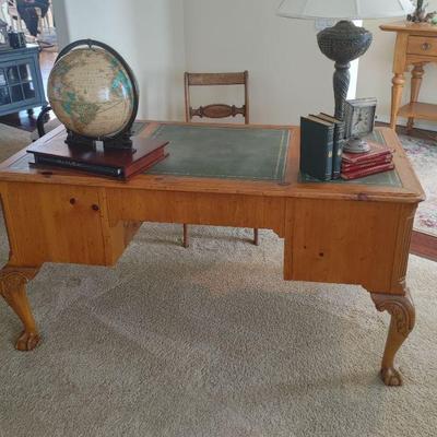 2 (identical) desk available