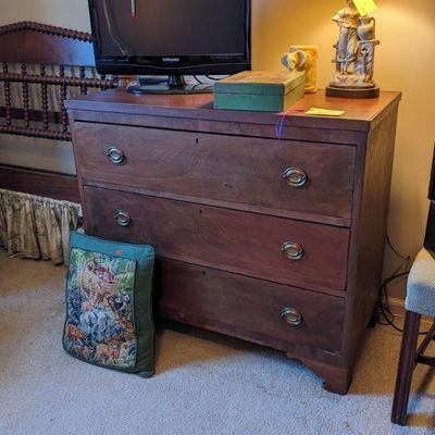 Federal period chest of drawers