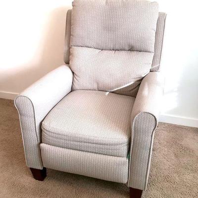 RUVE207 Southern Motion Power Recliner	Beautiful power recliner which was tested and works.Â 
