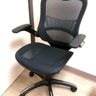 RUVE202 Worksmart Managerâ€™s Chair	A screen seat & back manager's chair from WorkSmart. Armrest on the chair do fold up and the chair...