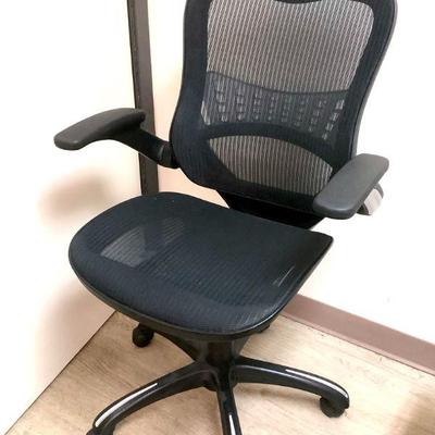 RUVE202 Worksmart Managerâ€™s Chair	A screen seat & back manager's chair from WorkSmart. Armrest on the chair do fold up and the...