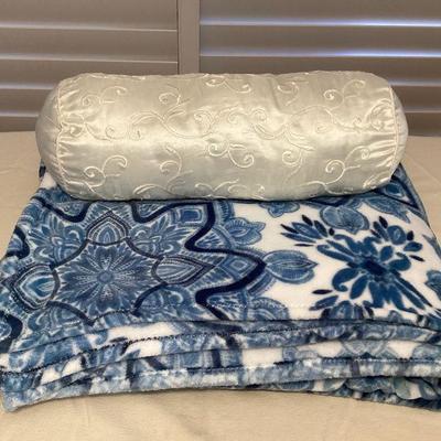 MSS043 Large Blue & White Plush Blanket & Bolster Pillow