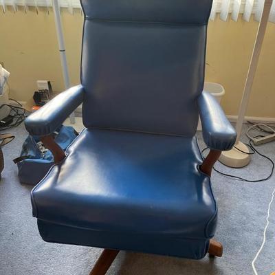 Awesome desk chair in great condition- reclines - made by the gunlocke company- ny